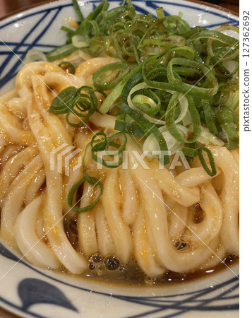 Eat "Kamatama Udon" at a chain udon restaurant 127362692