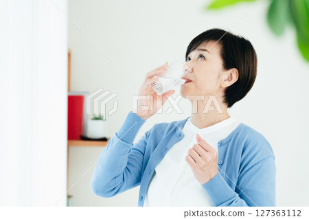 Middle woman drinking water 127363112