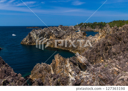 [Niigata Prefecture_Senkaku Bay] Rough cliffs created by erosion by rough waves over tens of thousands of years Spring 127363198