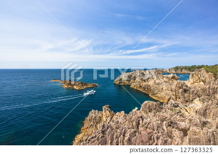 [Niigata Prefecture_Senkaku Bay] Rough cliffs created by erosion by rough waves over tens of thousands of years Spring 127363325