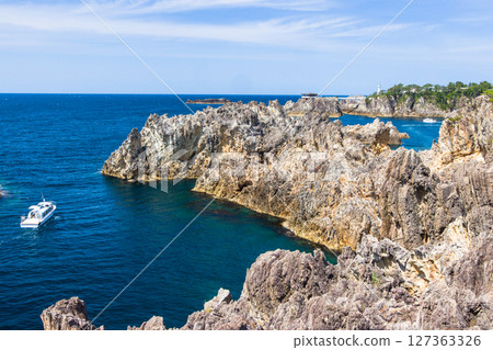 [Niigata Prefecture_Senkaku Bay] Rough cliffs created by erosion by rough waves over tens of thousands of years Spring 127363326