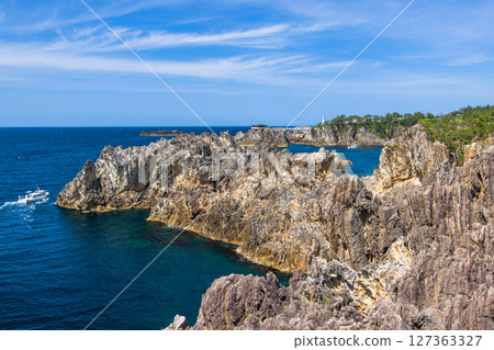[Niigata Prefecture_Senkaku Bay] Rough cliffs created by erosion by rough waves over tens of thousands of years Spring 127363327