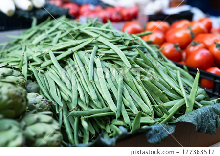 Fresh green beans on display at a farmers market, showcasing the abundance of summer harvest 127363512