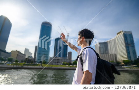 耀眼的光芒與人 127363871
