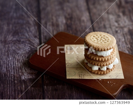 Marshmallow sandwiched cookies 127363949