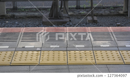 Station platform Station platform 127364097