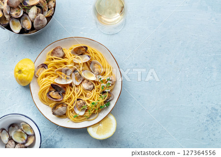 Vongole clams with spaghetti pasta, with white wine, overhead flat lay shot 127364556