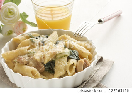 Spinach and bacon penne in white sauce Spinach and bacon penne in white sauce 127365116
