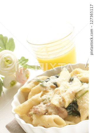 Spinach and bacon penne in white sauce Spinach and bacon penne in white sauce 127365117