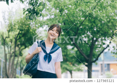 穿著夏裝去上學的高中女生 127365121