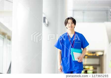 在醫院工作的年輕醫生 127365293