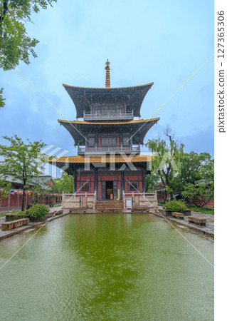 雨中寧靜的寺廟古剎 雨中寧靜的寺廟古剎 127365306