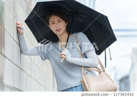 一名女子因中暑而搖搖晃晃 一名女子因中暑而搖搖晃晃 127365432