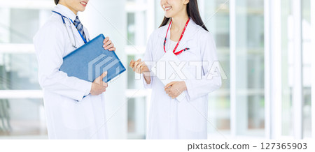 身穿白大褂的醫療團隊 127365903
