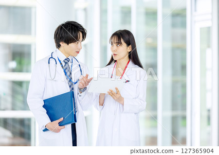 身穿白大褂的醫療團隊 127365904