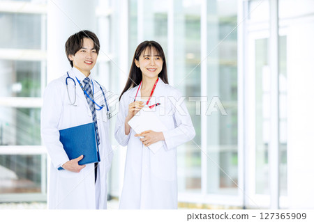 Medical team in white coats 127365909
