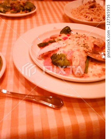在義大利咖啡館享用美味的午餐 127365935