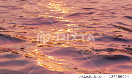 傍晚的陽光灑在水面上,散發著柔和的光芒 傍晚的陽光灑在水面上,散發著柔和的光芒 127366904