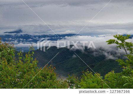雨季休止期間，北辰五嶽高原及周圍山脈上空出現一片雲海。 127367166