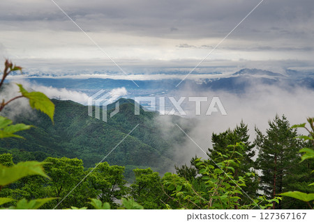 雨季休止期間，北辰五嶽高原及周圍山脈上空出現一片雲海。 127367167