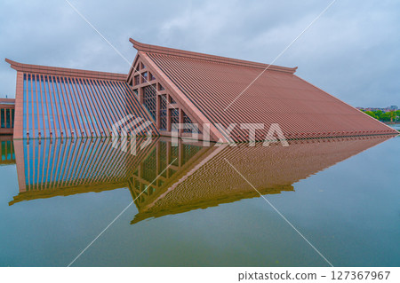 上海廣富林文化遺址公園的古建築與水中倒影 上海廣富林文化遺址公園的古建築與水中倒影 127367967