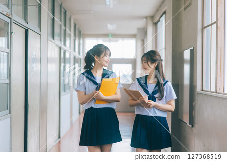 走在學校走廊的高中女孩 127368519