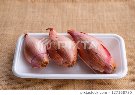 Packed shallots 127368780