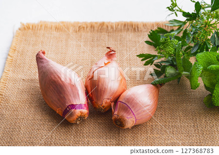 Aromatic vegetable: Shallot 127368783