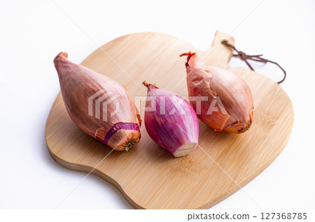 Aromatic vegetable: Shallot 127368785