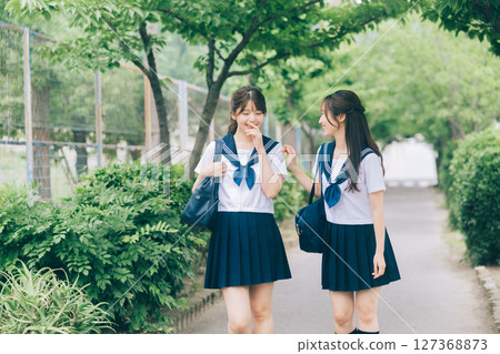 穿著夏裝去上學的高中女生 穿著夏裝去上學的高中女生 127368873