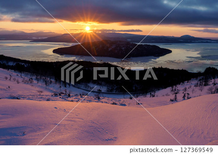 Lake Kussharo and the winter sunrise as seen from Bihoro Pass (Hokkaido) 127369549