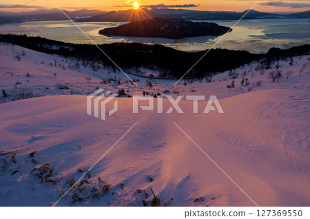 Lake Kussharo and the winter sunrise as seen from Bihoro Pass (Hokkaido) 127369550