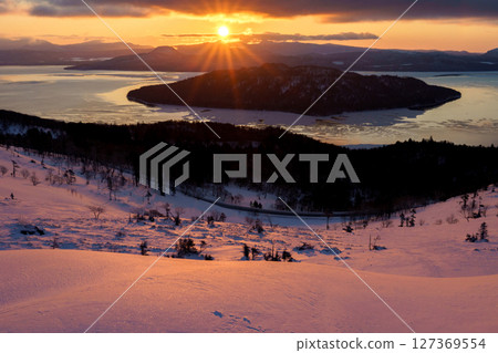 從美幌嶺看到的屈斜路湖和冬日日出（北海道） 127369554