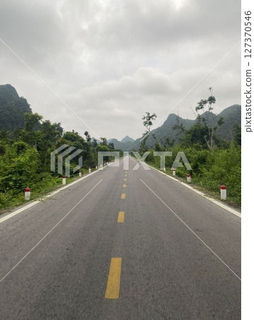 The way to the mountain 127370546