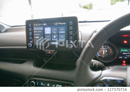 駕駛座操作汽車導航系統 127370716