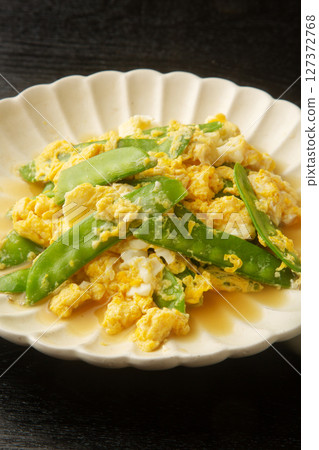 Egg binding of silk pods 127372768