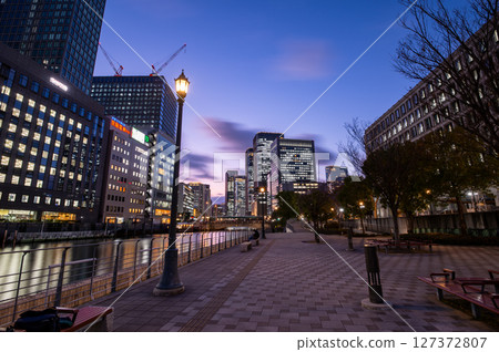 1 月 17 日,日本大阪市政府大阪中之島土佐堀川散步道的夜景 1 月 17 日,日本大阪市政府大阪中之島土佐堀川散步道的夜景 127372807