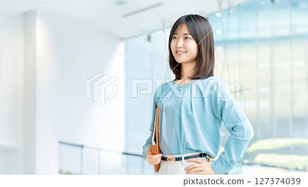 Smiling woman/business woman 127374039