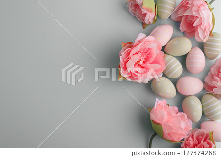Easter eggs and spring flowers on pastel background. Top view 127374268