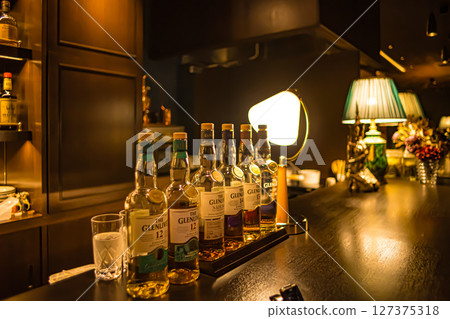 桌子照片/BAR 127375318