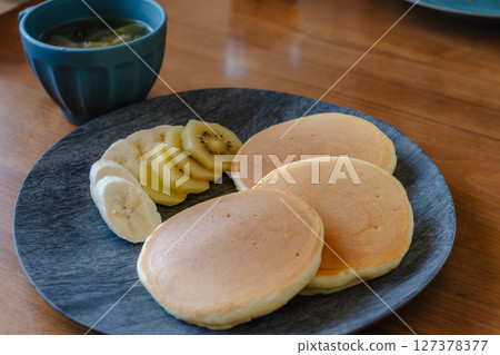 鬆軟的煎餅和水果早餐 | 時尚餐桌的完美形象 127378377