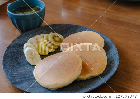 鬆軟的煎餅和水果早餐 | 時尚餐桌的完美形象 127378378