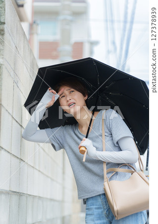 一名女子因中暑而搖搖晃晃 一名女子因中暑而搖搖晃晃 127378939