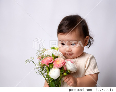 Infant holding a beautiful bouquet 127379015