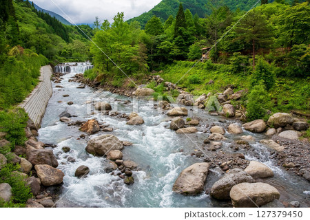 奧飛鎢溫泉鄉福地溫泉的清爽溪流景觀 127379450
