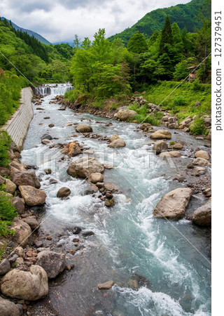 奧飛鎢溫泉鄉福地溫泉的清爽溪流景觀 127379451
