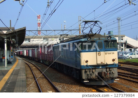 一輛由EF64-54型機車牽引的貨運列車（2459）停靠在八王子站。拍攝於2007年8月4日 127379984