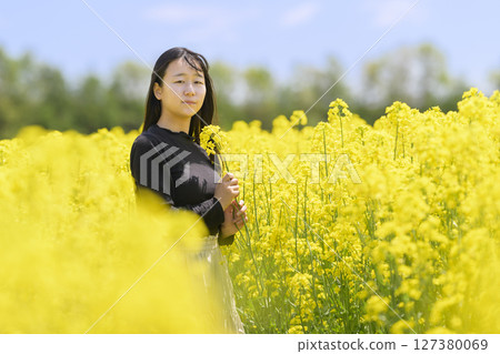 一名女子在盛開的油菜花田中觀光 127380069