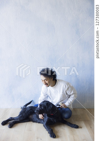 男人和他的狗一起放鬆 男人和他的狗一起放鬆 127380083