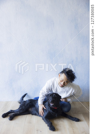 男人和他的狗一起放鬆 127380085